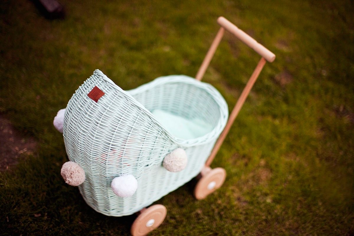 LILU Proutěný kočárek pro panenky bílá - obrázek 10