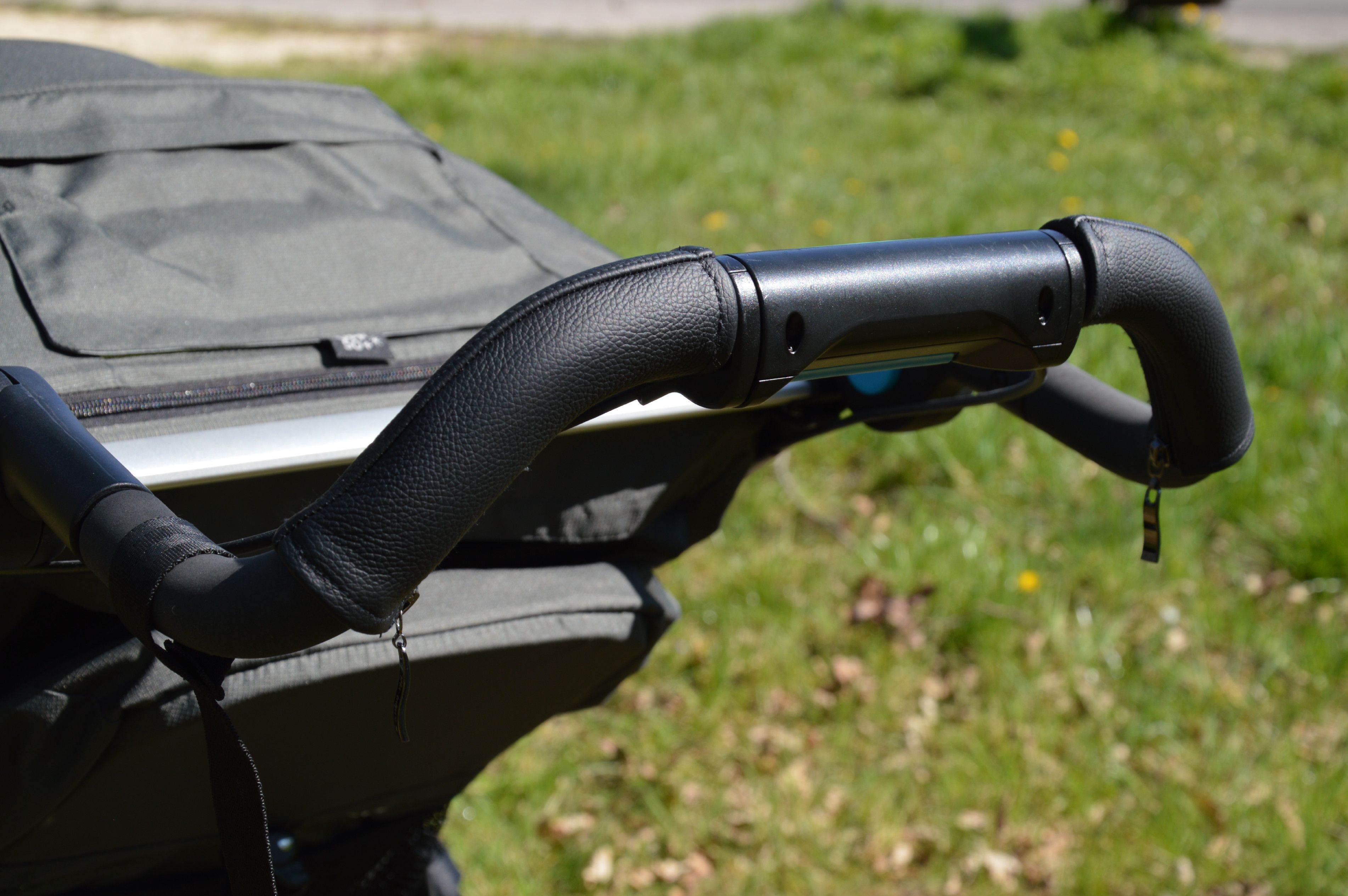 Ma-tata.cz Kožený potah na rukojeť kočárku - rodič Značka kočárku: Thule, Barva: krémová, Model kočárku: Urban Glide 2 - obrázek 1