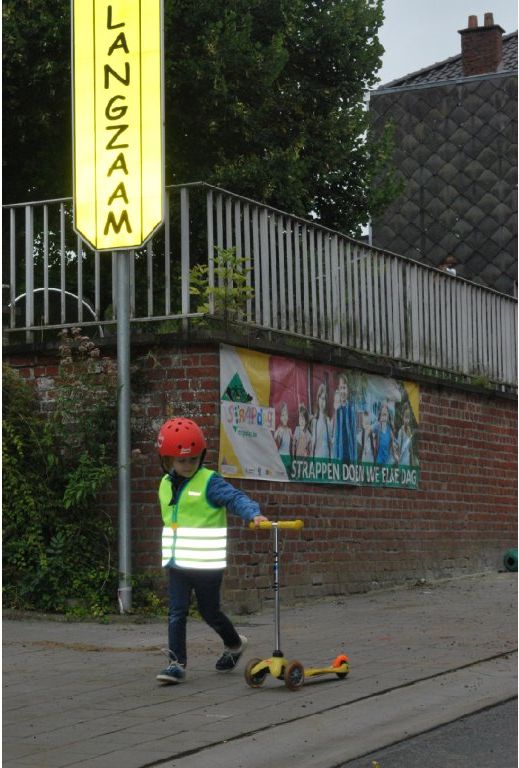 WOWOW Dětská reflexní vesta CRAZY MONSTER GREEN velikost: S (šířka 40 cm, délka 45 cm) doporučeno od 4 do 6 let. - obrázek 3