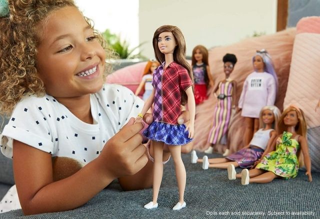 Barbie Modelka 137 - barevné kostkované šaty GHW53 - obrázek 8