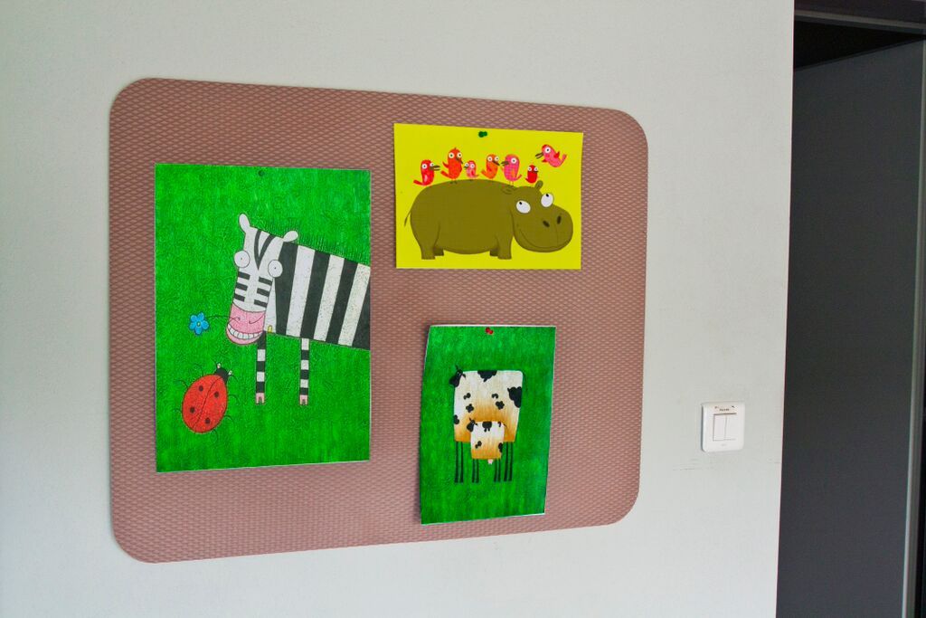 PĚNOVÁ SAMOLEPICÍ NÁSTĚNKA MINI VYLENKA HNĚDÁ 70 - obrázek 1