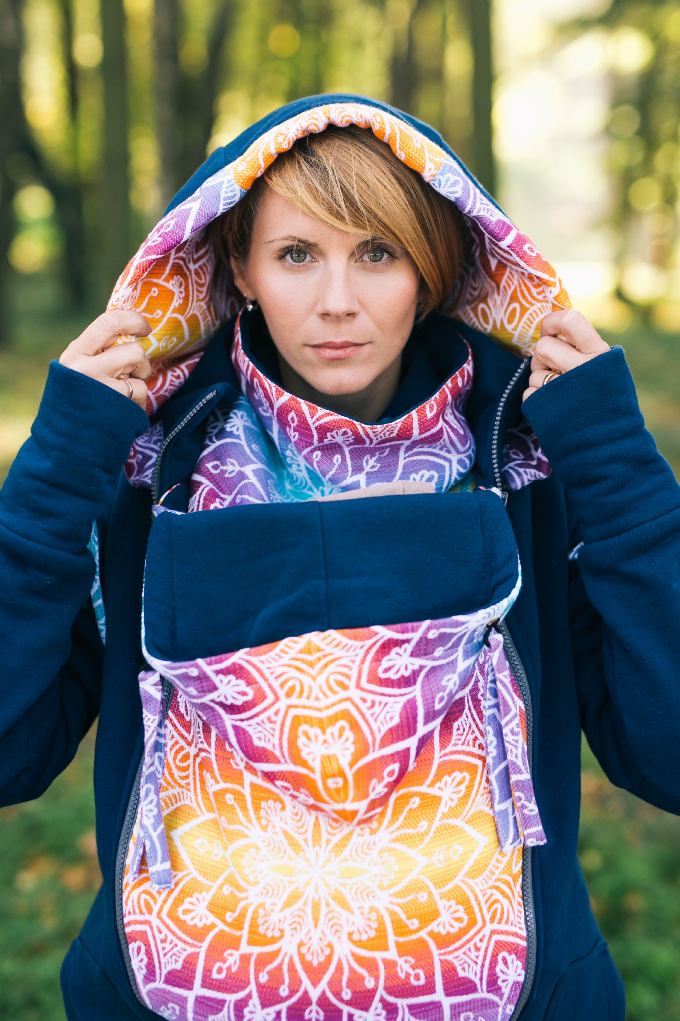 Be Lenka Modrá tepláková mikina se šátkem Mandala - dúhová Provedení: Nosící mikina se šátkovou vsádkou 2 v 1, Velikost: S - obrázek 3