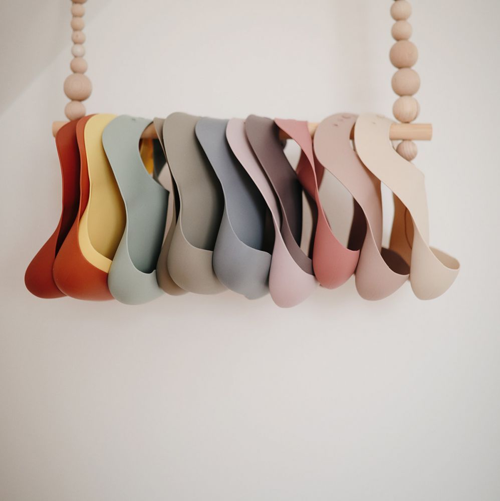 Silikónový podbradník Mushie Peach Terrazzo - obrázek 2