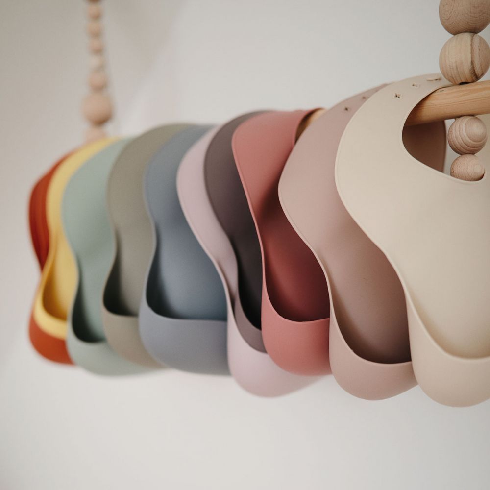 Silikónový podbradník Mushie Rainbow - obrázek 2
