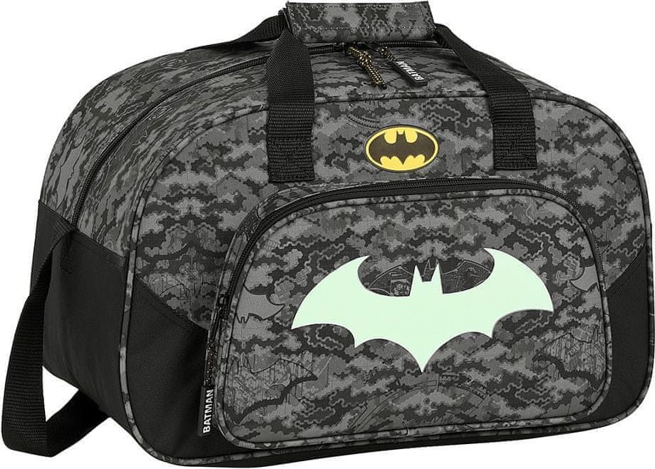 CurePink Sportovní taška DC Comics|Batman: vzor 12004 (22 litrů|40 x 23 x 24 cm) černý polyester - obrázek 1