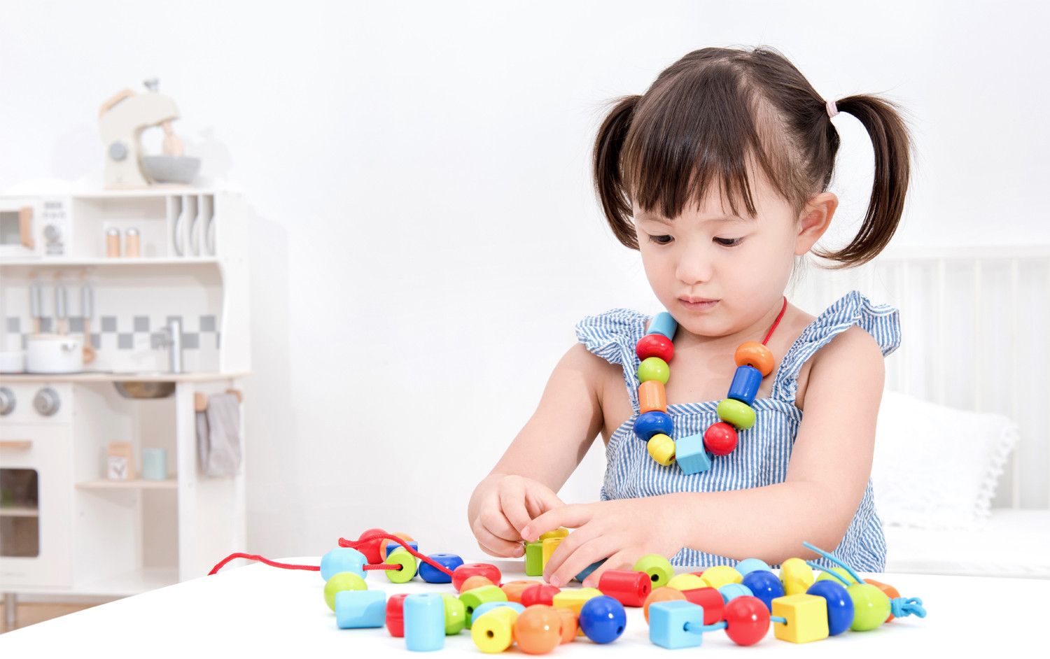 New Classic Toys Dřevěné korálky 100 kusů - obrázek 6