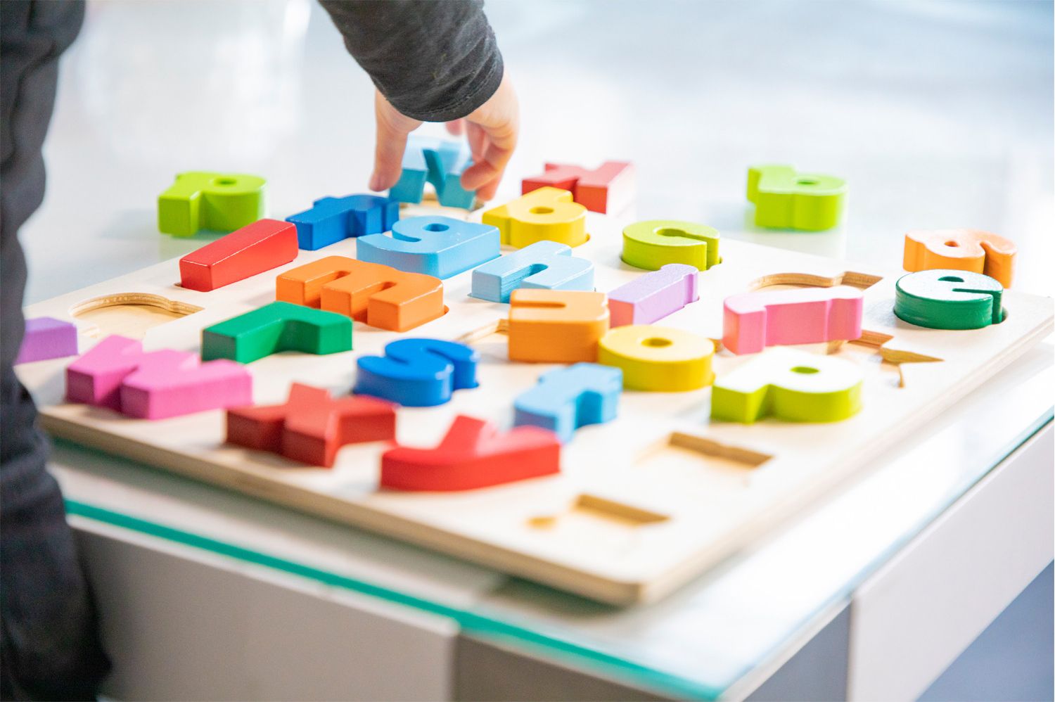 New Classic Toys Dřevěné vkládací puzzle abeceda (malá písmena) - obrázek 4