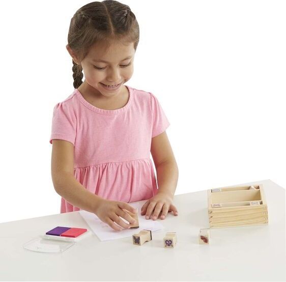 Melissa&Doug Melissa&Doug Dřevěná razítka v krabici - Motýlci a srdíčka - obrázek 2