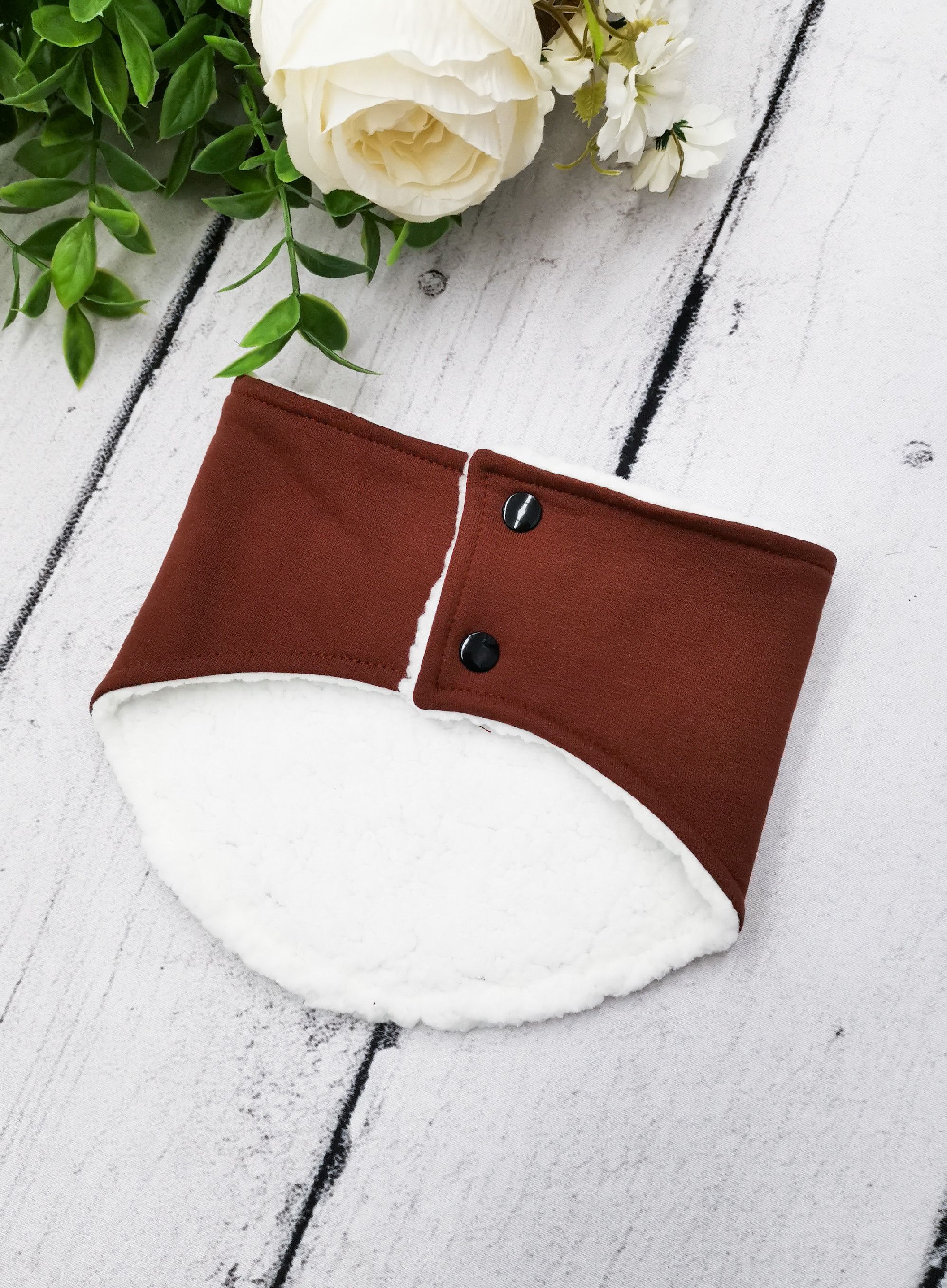 Kulišárny (handmade) Nákrčník s beránkem - rozpínací ,,Brown, white , VELIKOST: 74-80 - obrázek 2