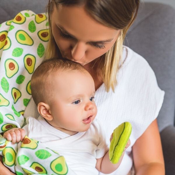 Zavinovací plena z bambusového mušelínu Baby Ono 120x120 cm + chrastítko avocado - obrázek 4