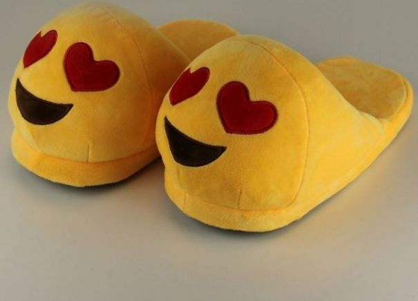 Plyšové pantofle EMOJI Varianta: Srdíčka - obrázek 1
