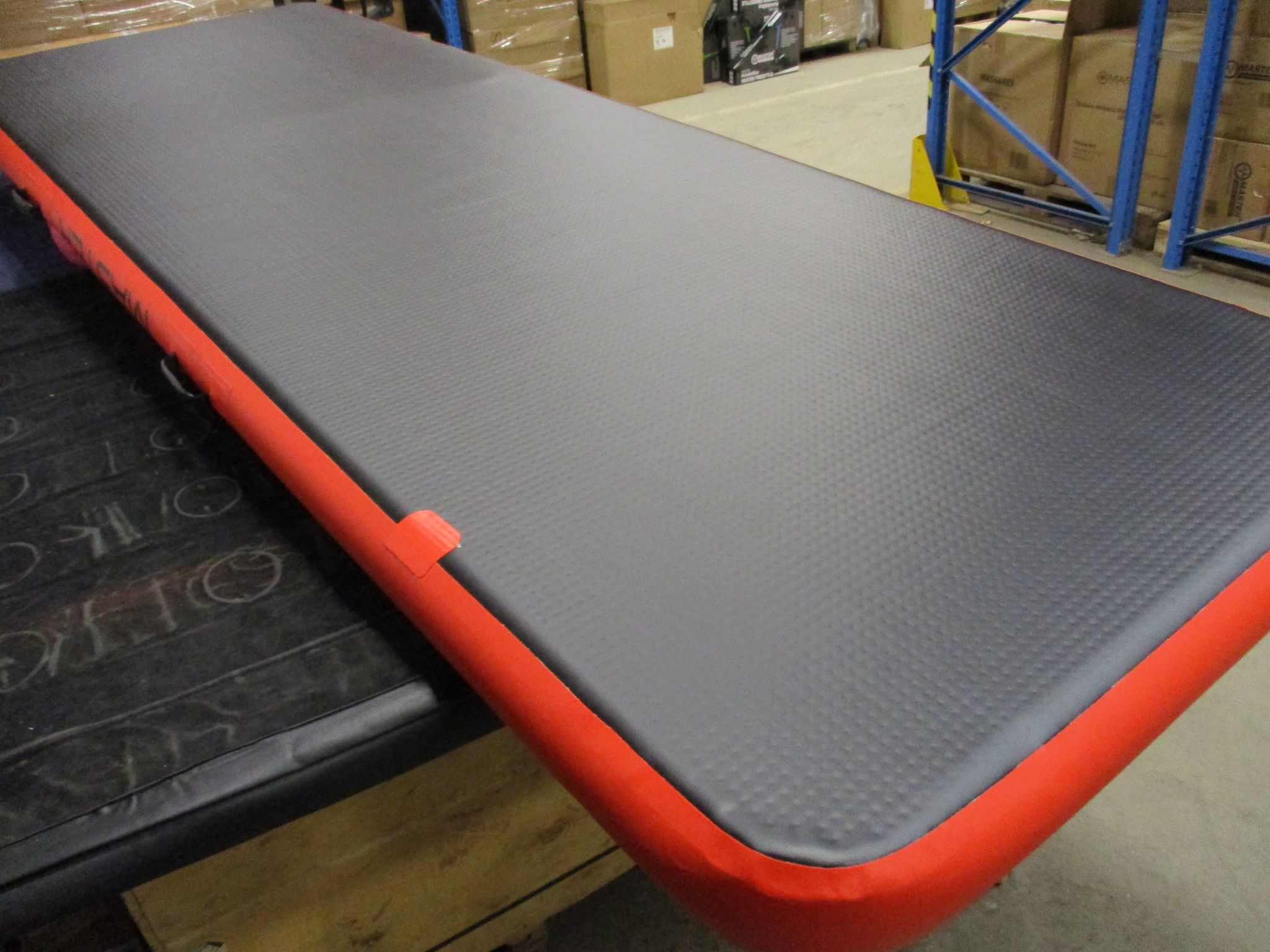 Airtrack MASTER nafukovací žíněnka 300 x 100 x 10 cm - černá - červená - 2. jakost - obrázek 4