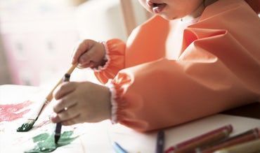 Zástěrka na krmení a hraní BabyBjörn Smock Purple - obrázek 2