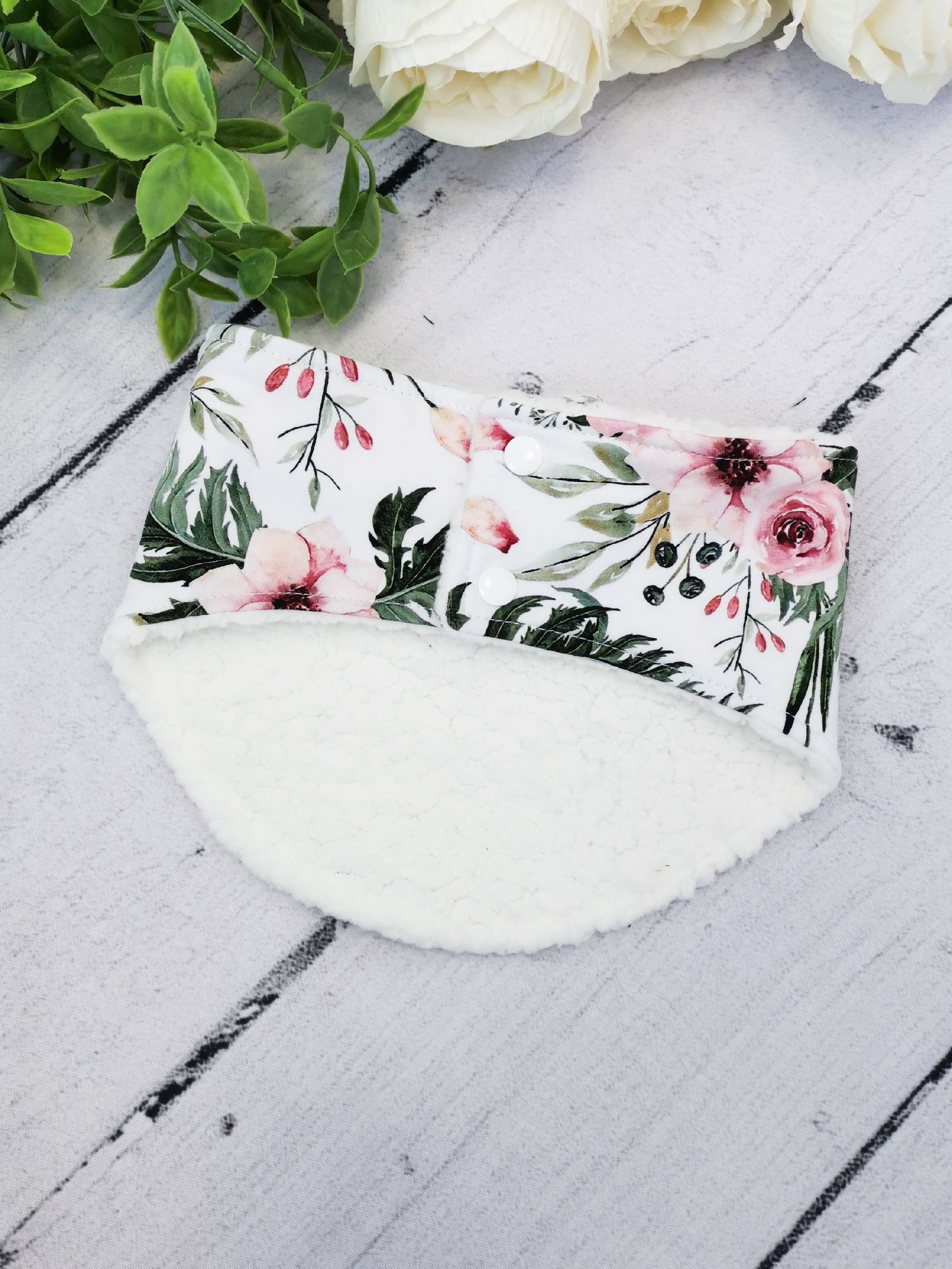 Kulišárny (handmade) Nákrčník s beránkem - rozpínací ,,RosAntic,, white VELIKOST: 74-80 - obrázek 2