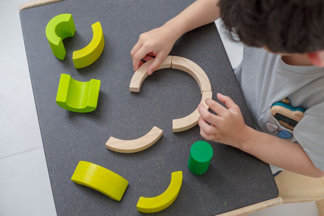 PLAN TOYS Oblouky a kruhy - obrázek 4
