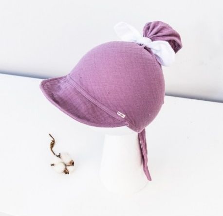 Baby Nellys Lehký mušelínový šátek s kšiltem na zavazování + mašle, fialový - obrázek 1