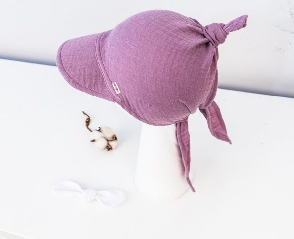 Baby Nellys Baby Nellys Lehký mušelínový šátek s kšiltem na zavazování + mašle, fialový, lila 80-98 (9-36m) - obrázek 2