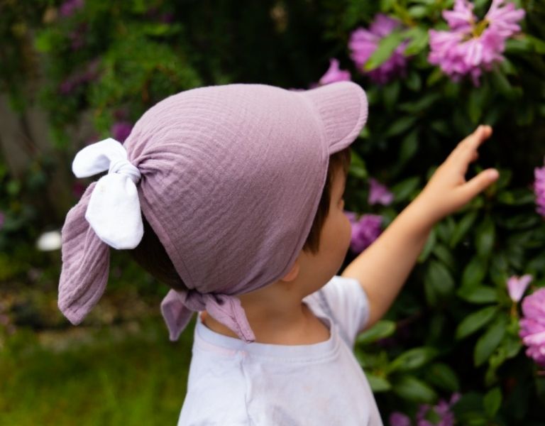 Baby Nellys Baby Nellys Lehký mušelínový šátek s kšiltem na zavazování + mašle, fialový, lila 80-98 (9-36m) - obrázek 4