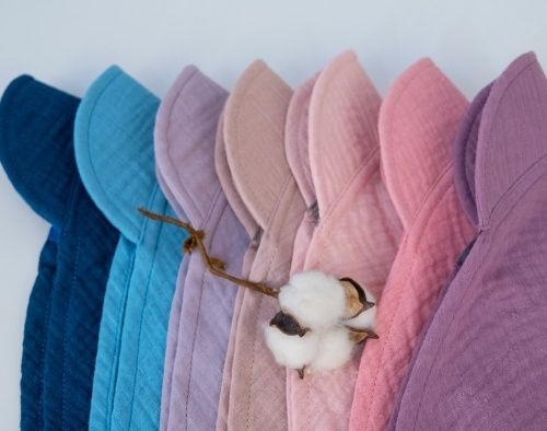 Baby Nellys Baby Nellys Lehký mušelínový šátek s kšiltem na zavazování + mašle, fialový, lila 80-98 (9-36m) - obrázek 6