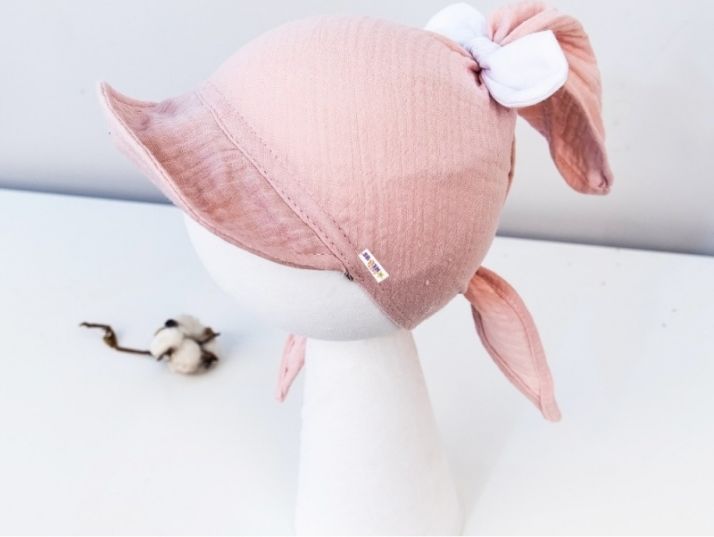 Baby Nellys Baby Nellys Lehký mušelínový šátek s kšiltem na zavazování + mašle, pudrový 80-98 (9-36m) - obrázek 1