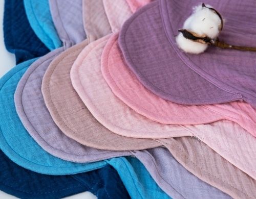 Baby Nellys Baby Nellys Lehký mušelínový šátek s kšiltem na zavazování + mašle, pudrový 80-98 (9-36m) - obrázek 2