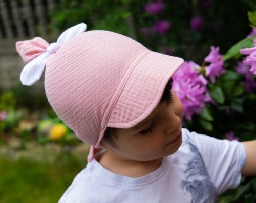 Baby Nellys Baby Nellys Lehký mušelínový šátek s kšiltem na zavazování + mašle, pudrový 80-98 (9-36m) - obrázek 6