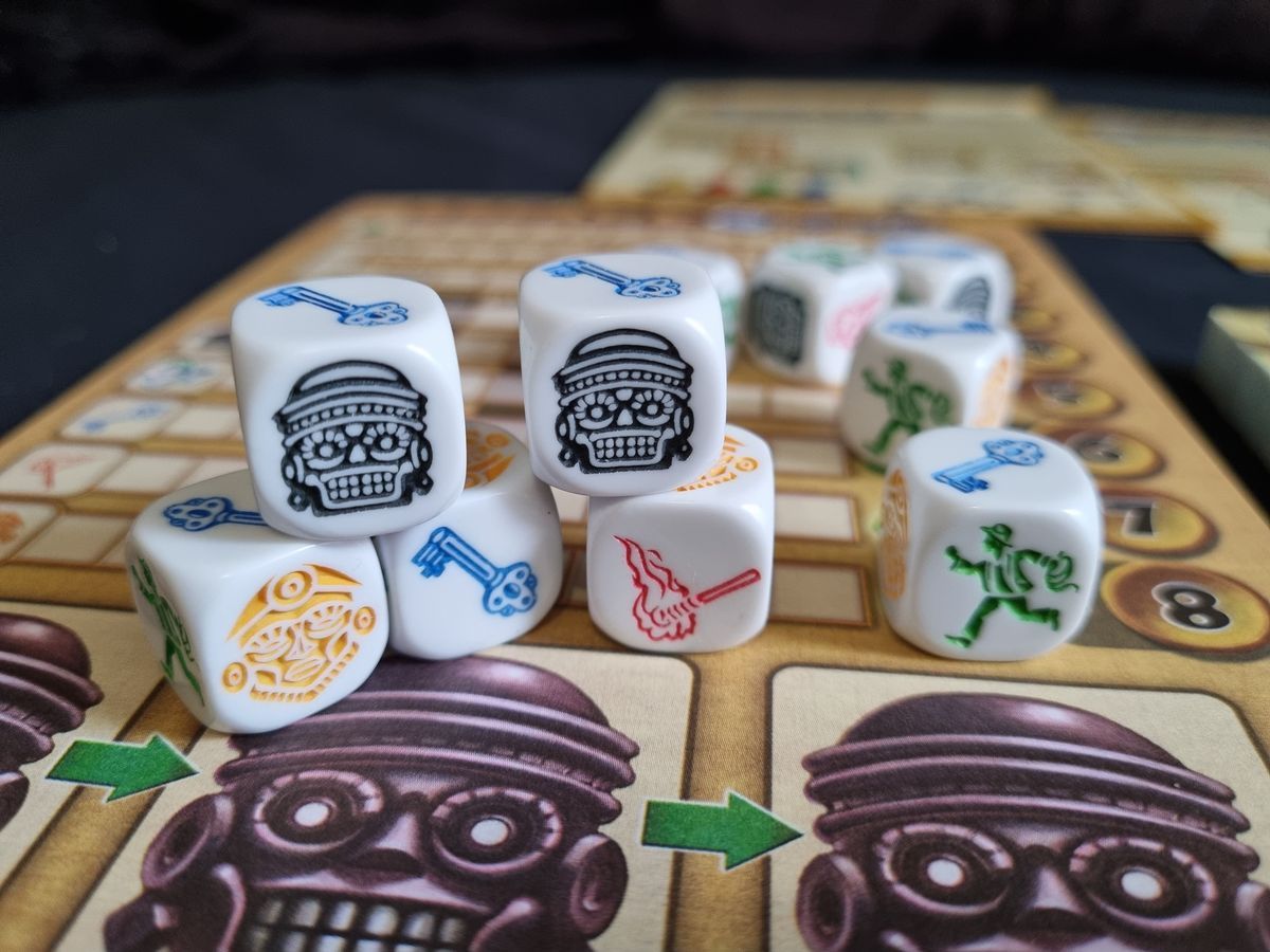 Queen games Escape Roll & Write - obrázek 4