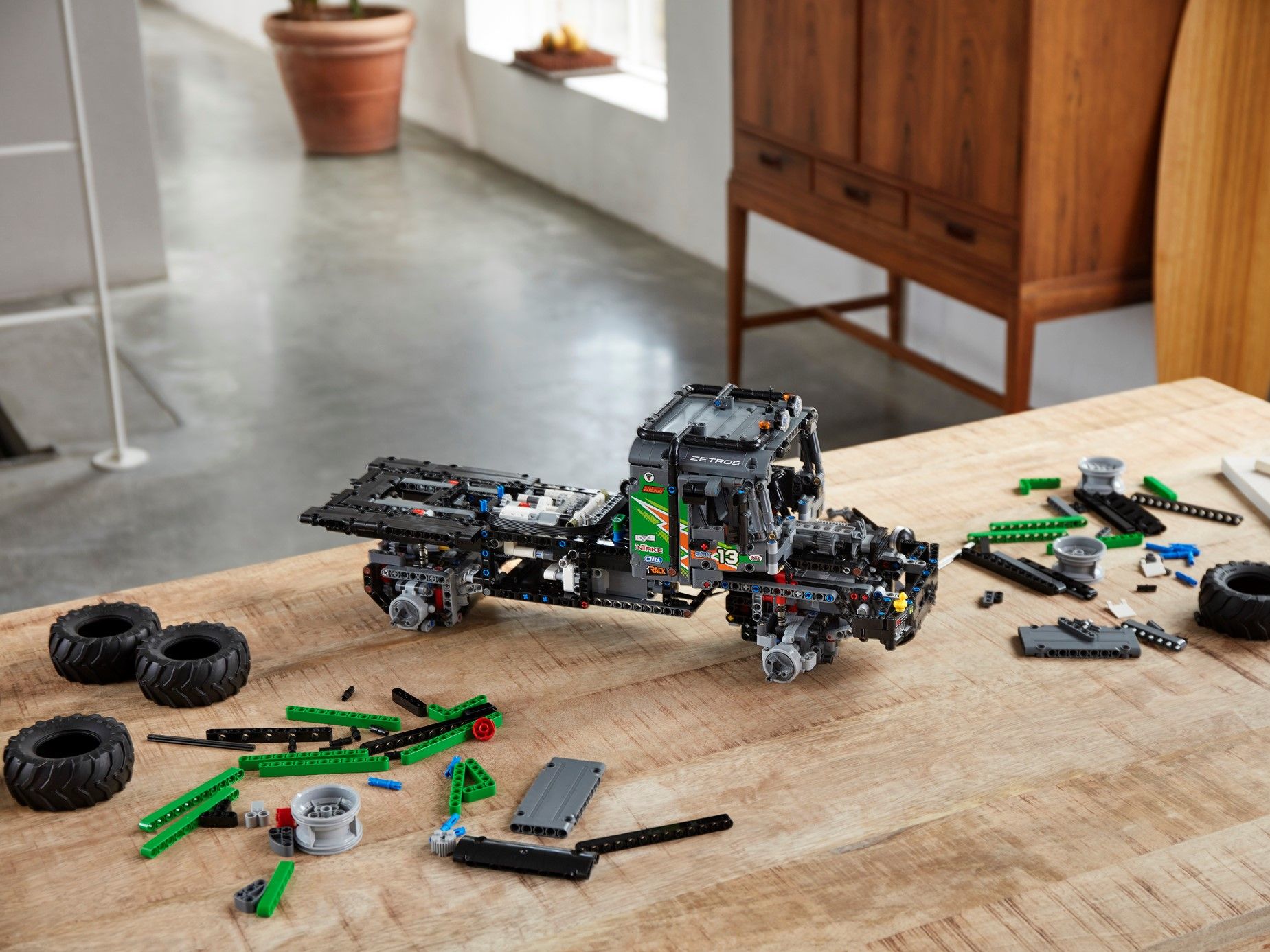 LEGO Truck trialový vůz Mercedes-Benz Zetros 4x4 42129 - obrázek 8