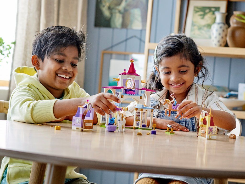 LEGO Královské stáje Krásky a Lociky 43195 - obrázek 4