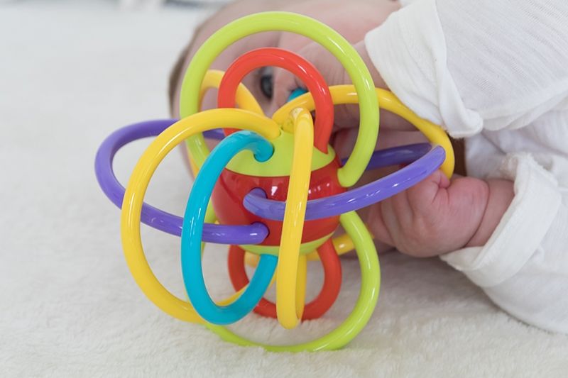 NUBY Kousátko smyčky s hrkalkou 6m + - obrázek 2