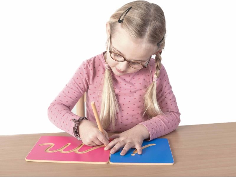 Nienhuis Montessori Hollow Letter Shapes: International Cursive - obrázek 2