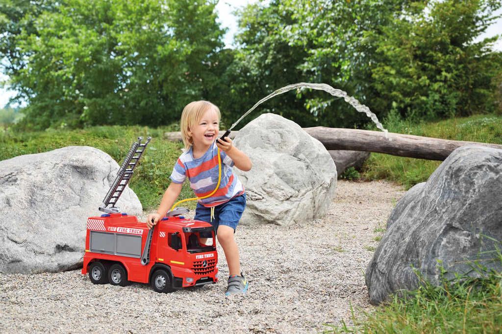 LENA Auto Mercedes hasiči funkční dělo stříká vodu 65cm odrážedlo Arocs 2158 - obrázek 1