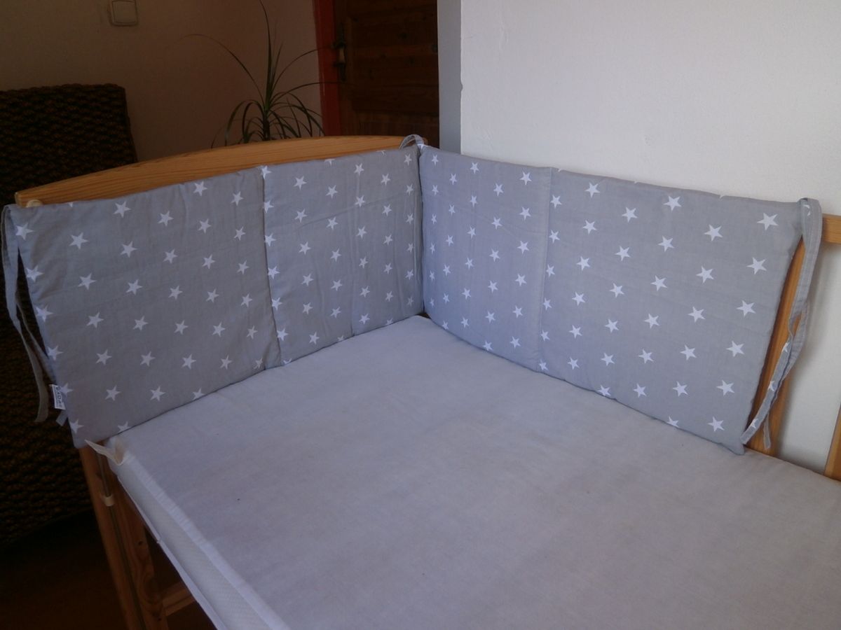 KHC Mantinel do postýlky 120 cm Hvězdy na šedé 4-bodový 100% bavlna - obrázek 1