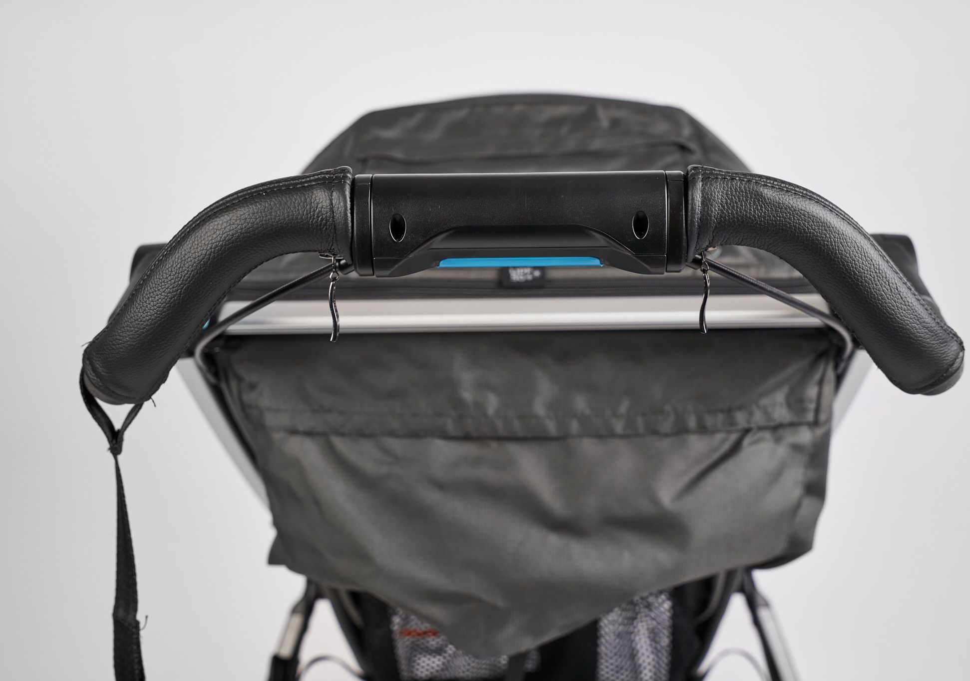 Ma-tata.cz Kožený potah na rukojeť kočárku Thule - rodič Barva: černá, Rozměry: část délky madla, obvod 9,5 cm, Model kočárku: Thule Urban Glide 1 - obrázek 2
