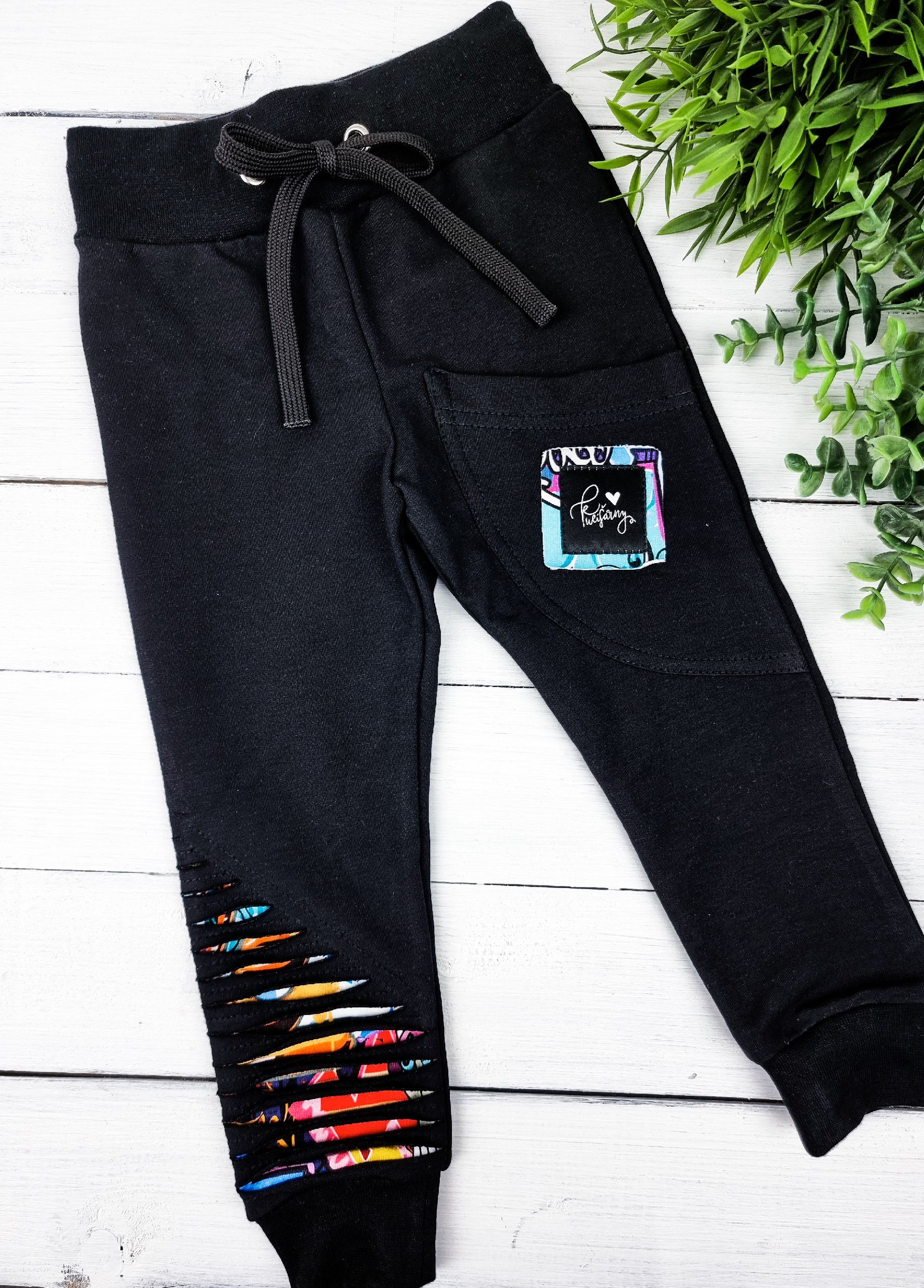Kulišárny (handmade) Tepláčky rebel ,,Black,, Graffiti VELIKOST: 86-92 - obrázek 1