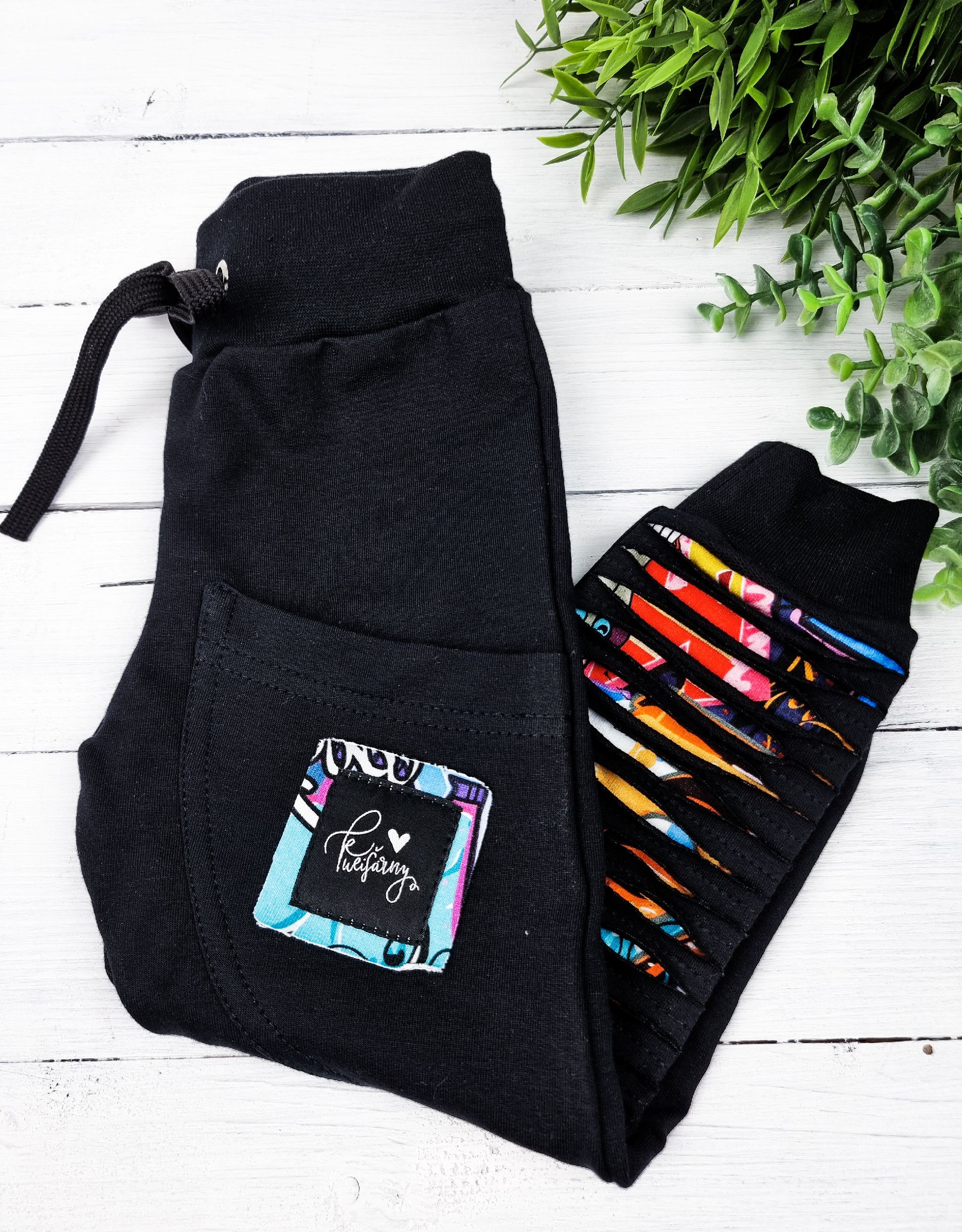 Kulišárny (handmade) Tepláčky rebel ,,Black,, Graffiti VELIKOST: 86-92 - obrázek 2
