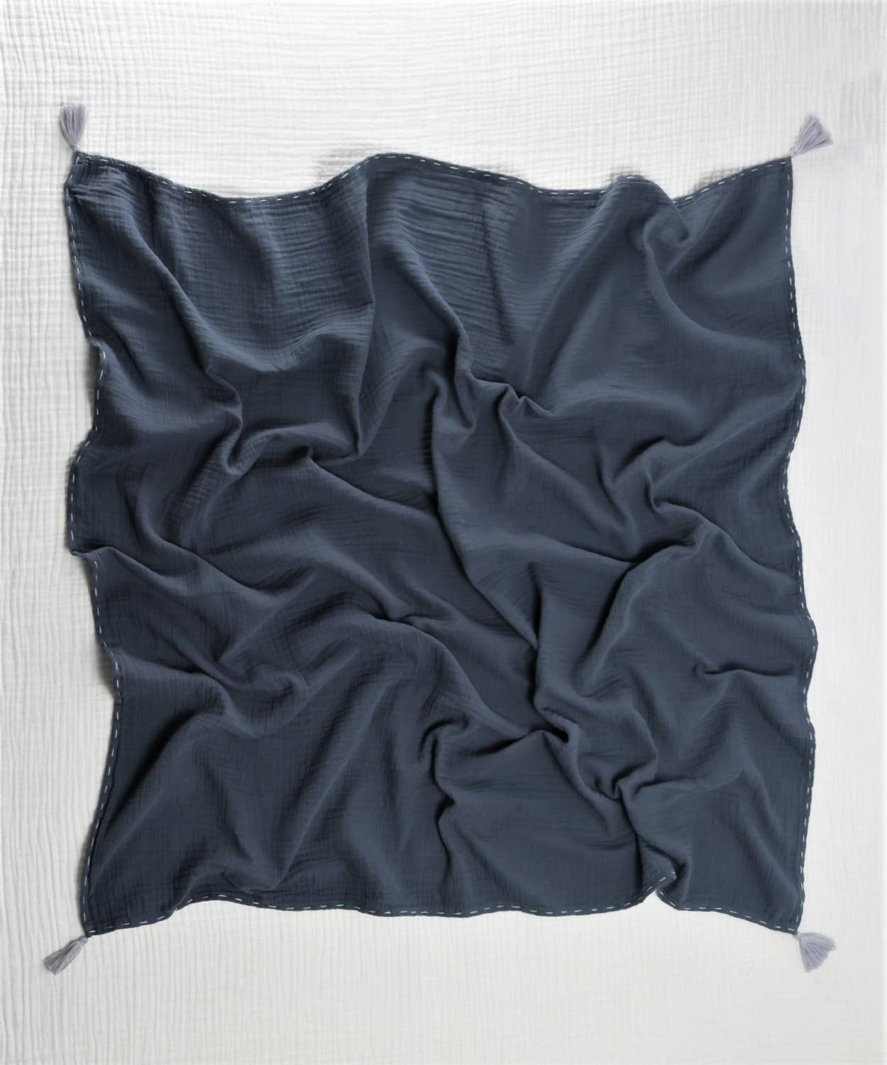 Mušelínová zavinovací deka se střapci 100x100 cm, kouřová - obrázek 4