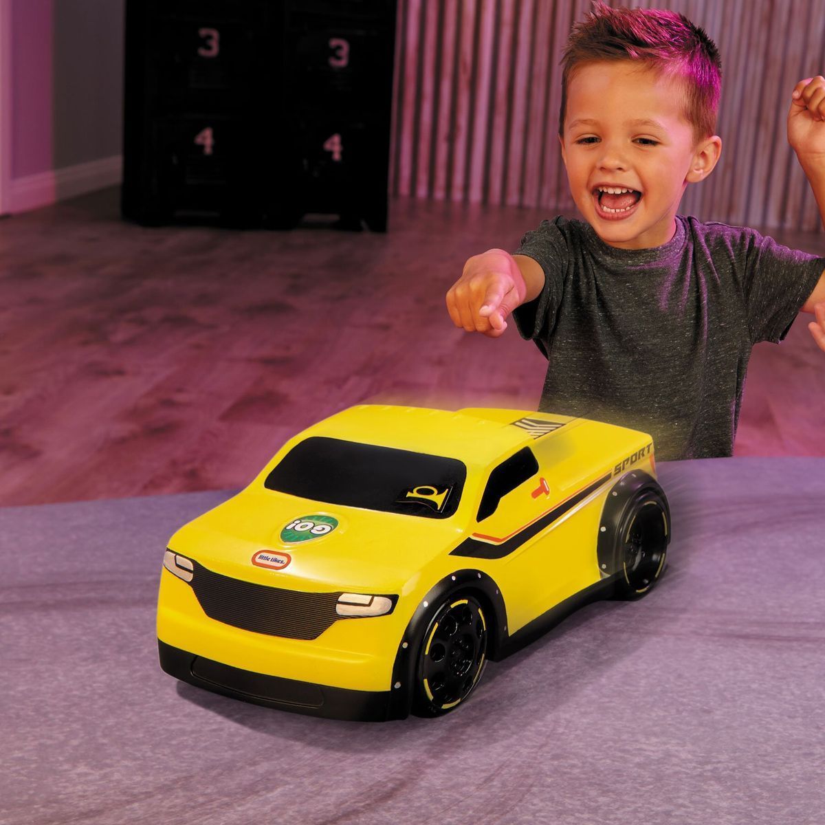 Little Tikes Touch n' Go Racers Interaktivní autíčko žlutý truck - obrázek 2