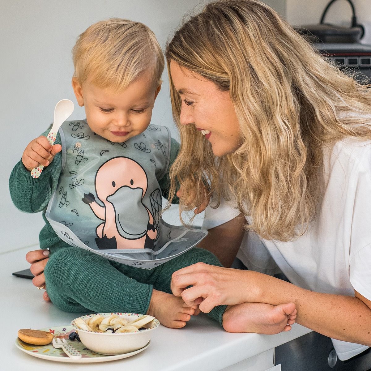 Plastová zástera BabyOno - velikost 12m+, motiv ptakopysk - obrázek 2
