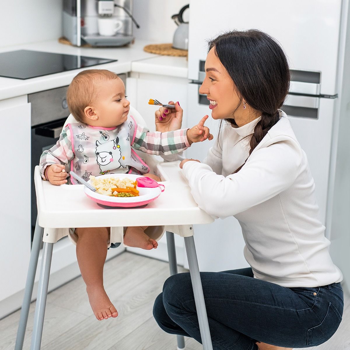 Plastová zástera BabyOno - velikost 12m+, motiv lama - obrázek 2