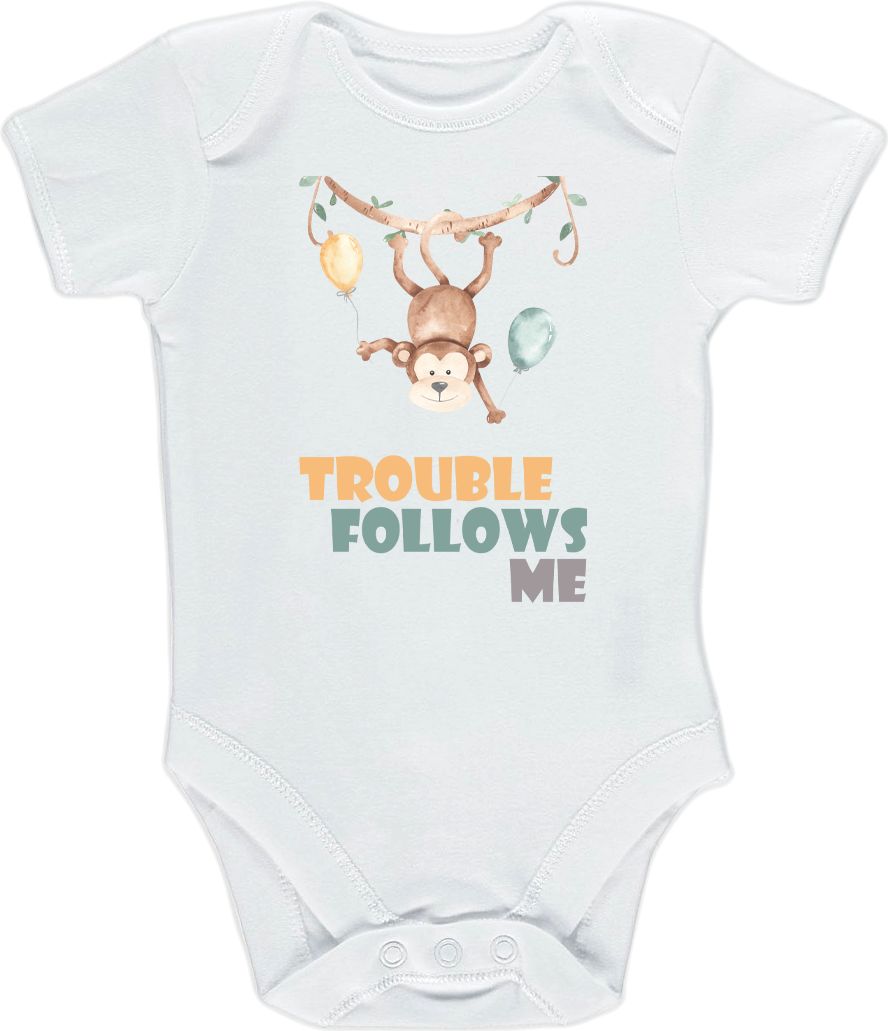 Kojenecké body Ellie Bee, krátký nebo dlouhý rukáv, barva bílá, motiv "Trouble follows me" Velikost: 0 - 3 měsíce (56 - 62cm), Rukáv: dlouhý - obrázek 3
